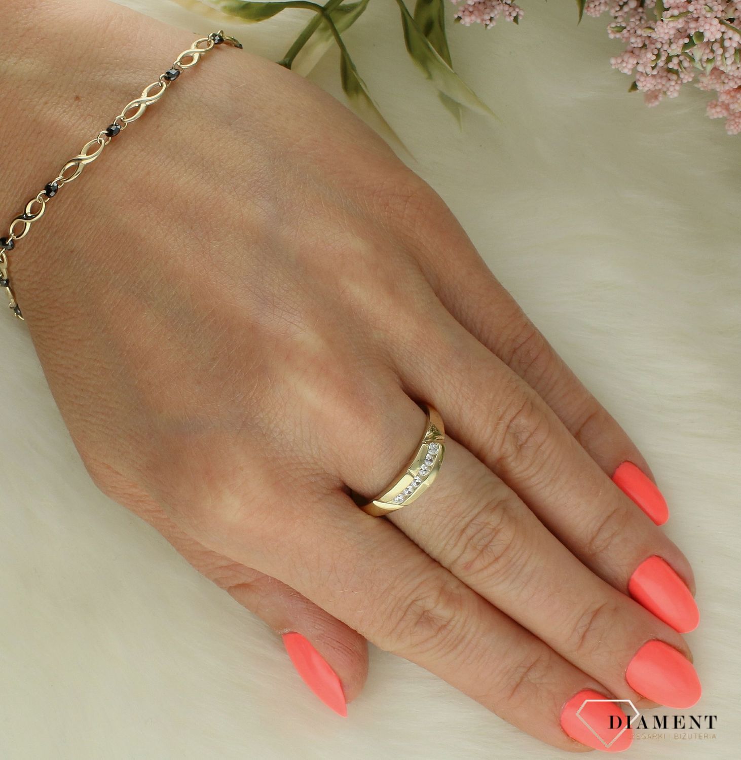 Złoty pierścionek damski 375 ozdobiony cyrkoniami PI 3866A 375. Złoty pierścionek damski. Złoty pierścionek na prezent. Pierścionek złoty z cyrkoniami (3).jpg